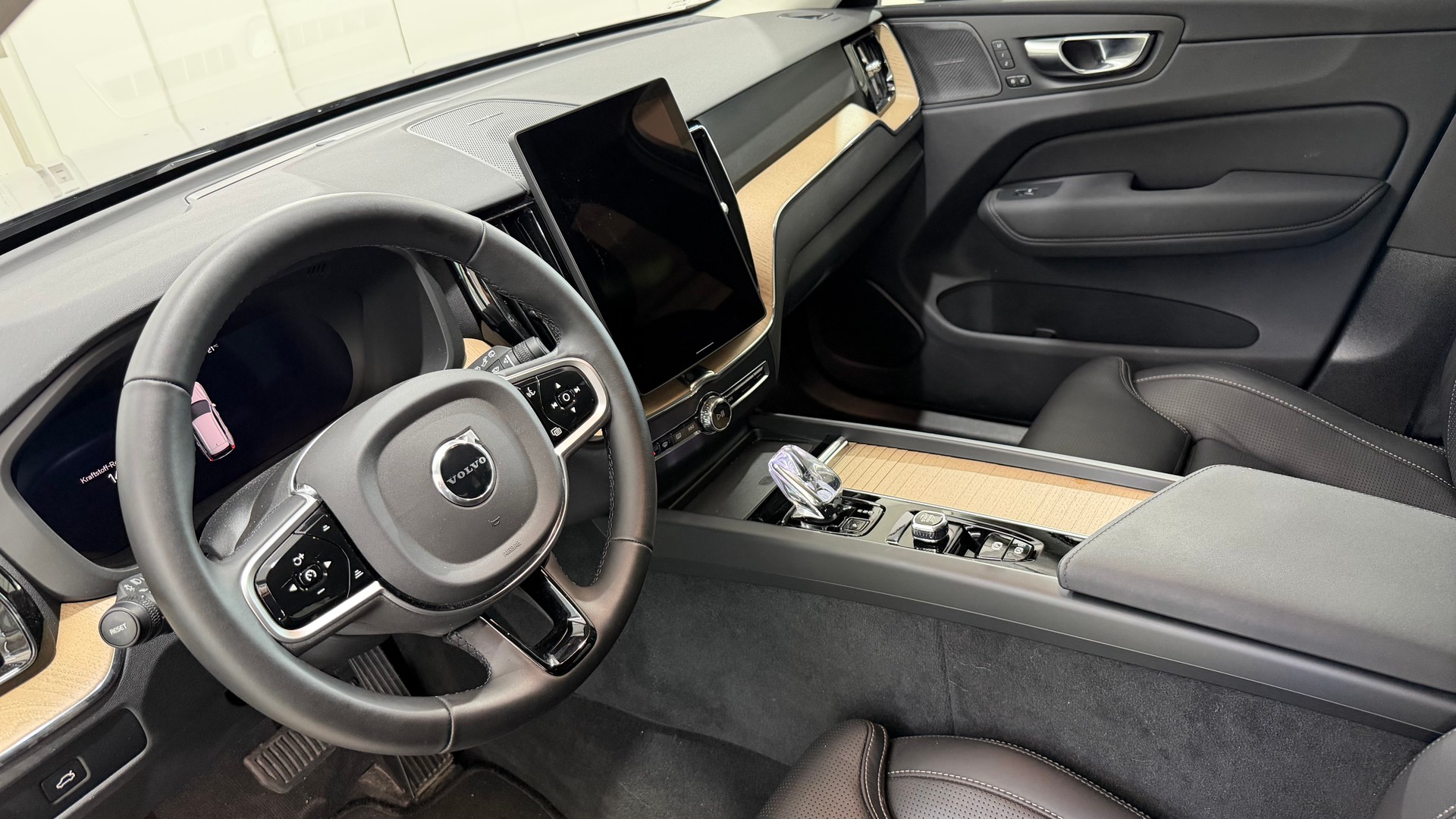 VOLVO XC60 2.0 B5 MH Plus Dark AWD-showroom-element-3