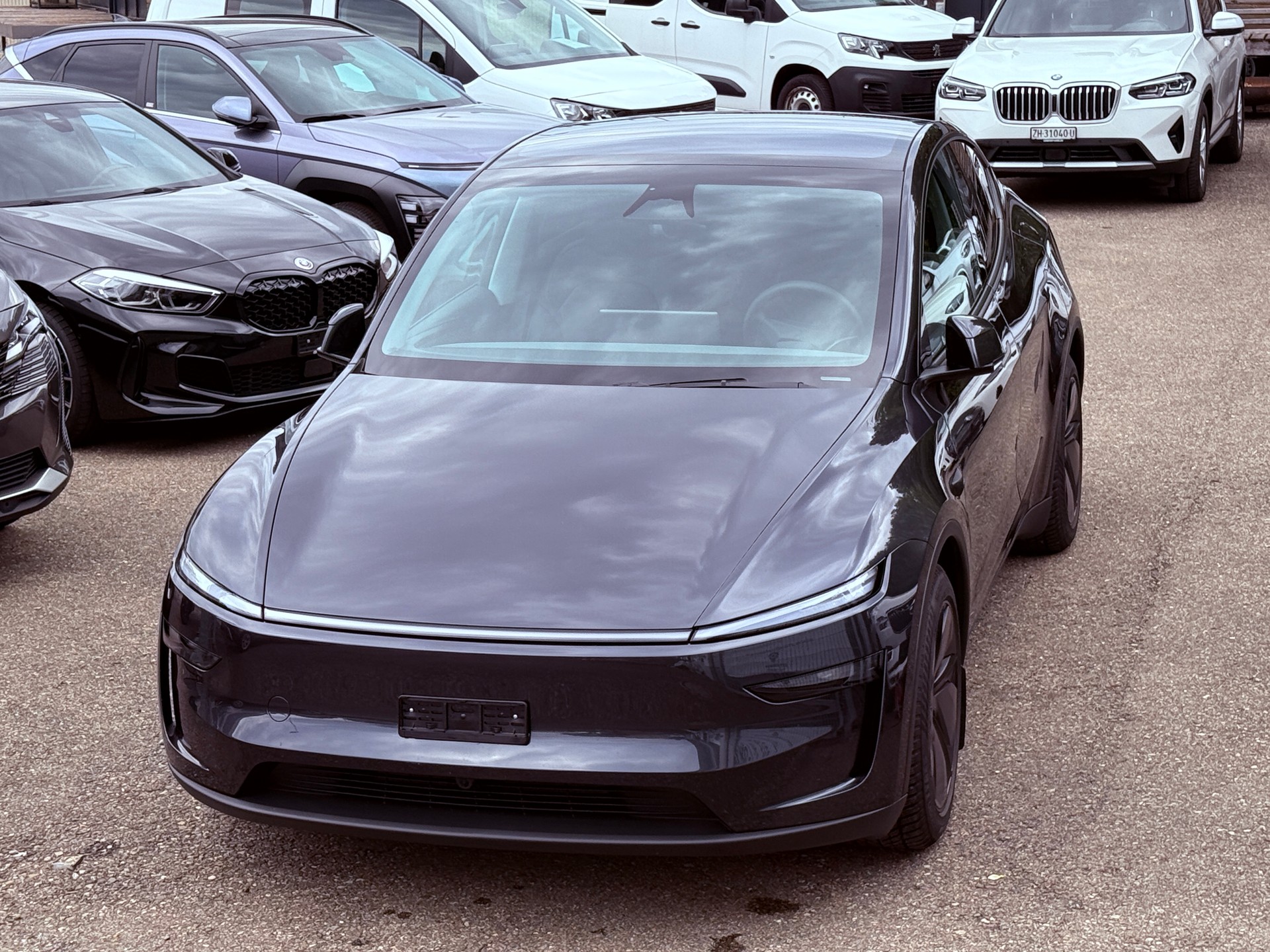 TESLA Model Y Long Range AWD Stealth Grey