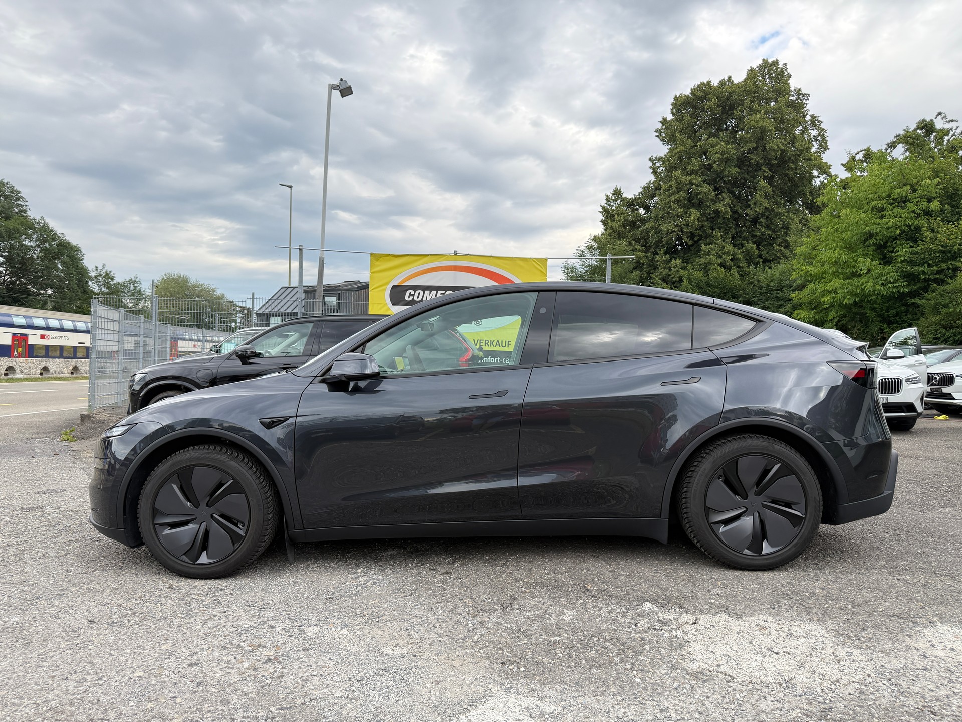 TESLA Model Y Long Range AWD Stealth Grey-showroom-element-2