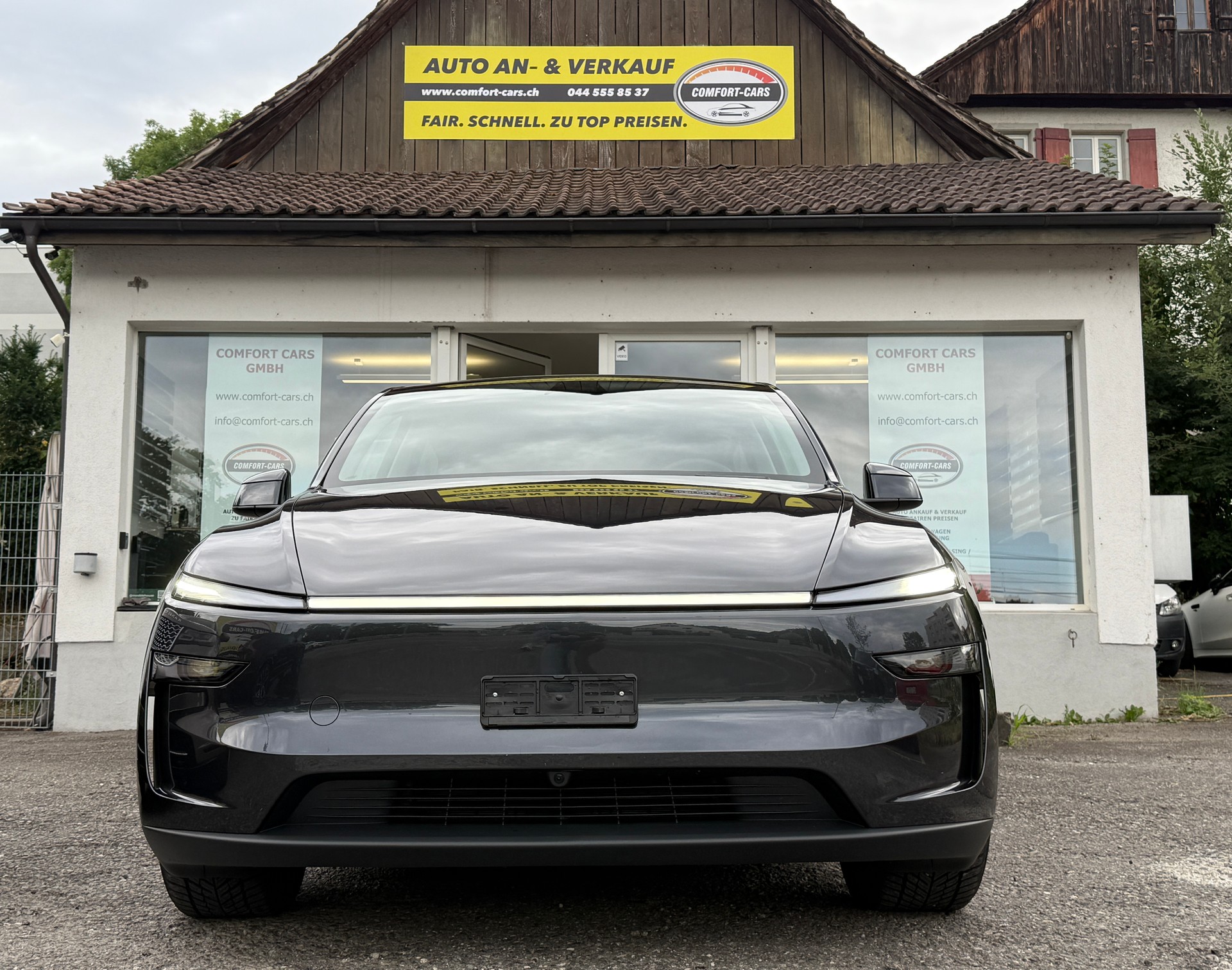 TESLA Model Y Long Range AWD Stealth Grey-showroom-element-3