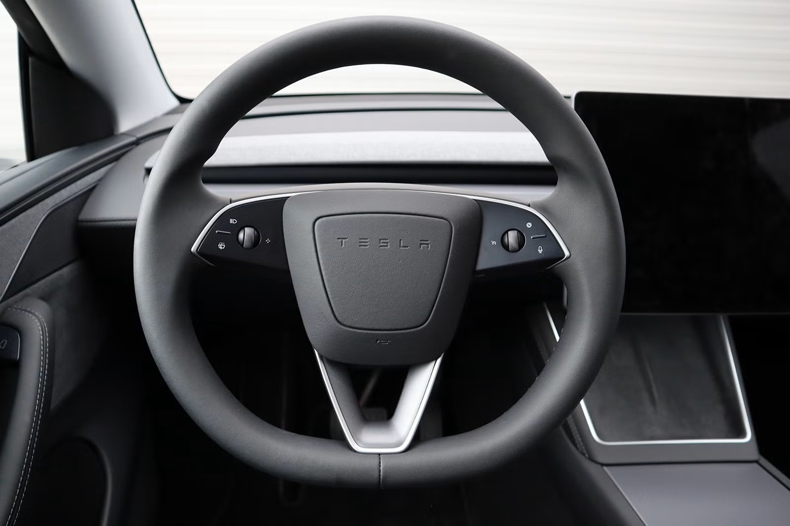 TESLA Model Y Long Range AWD Stealth Grey-image-13
