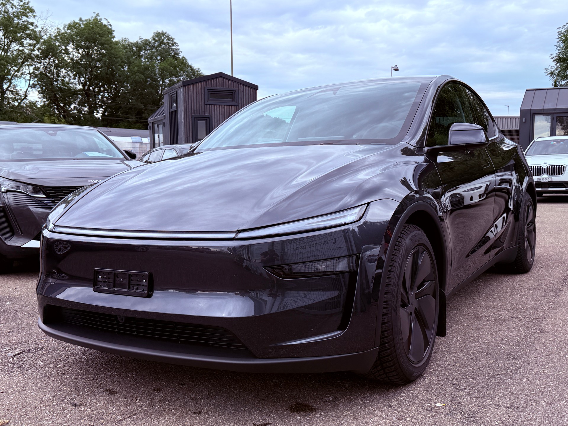 TESLA Model Y Long Range AWD Stealth Grey-showroom-element-1