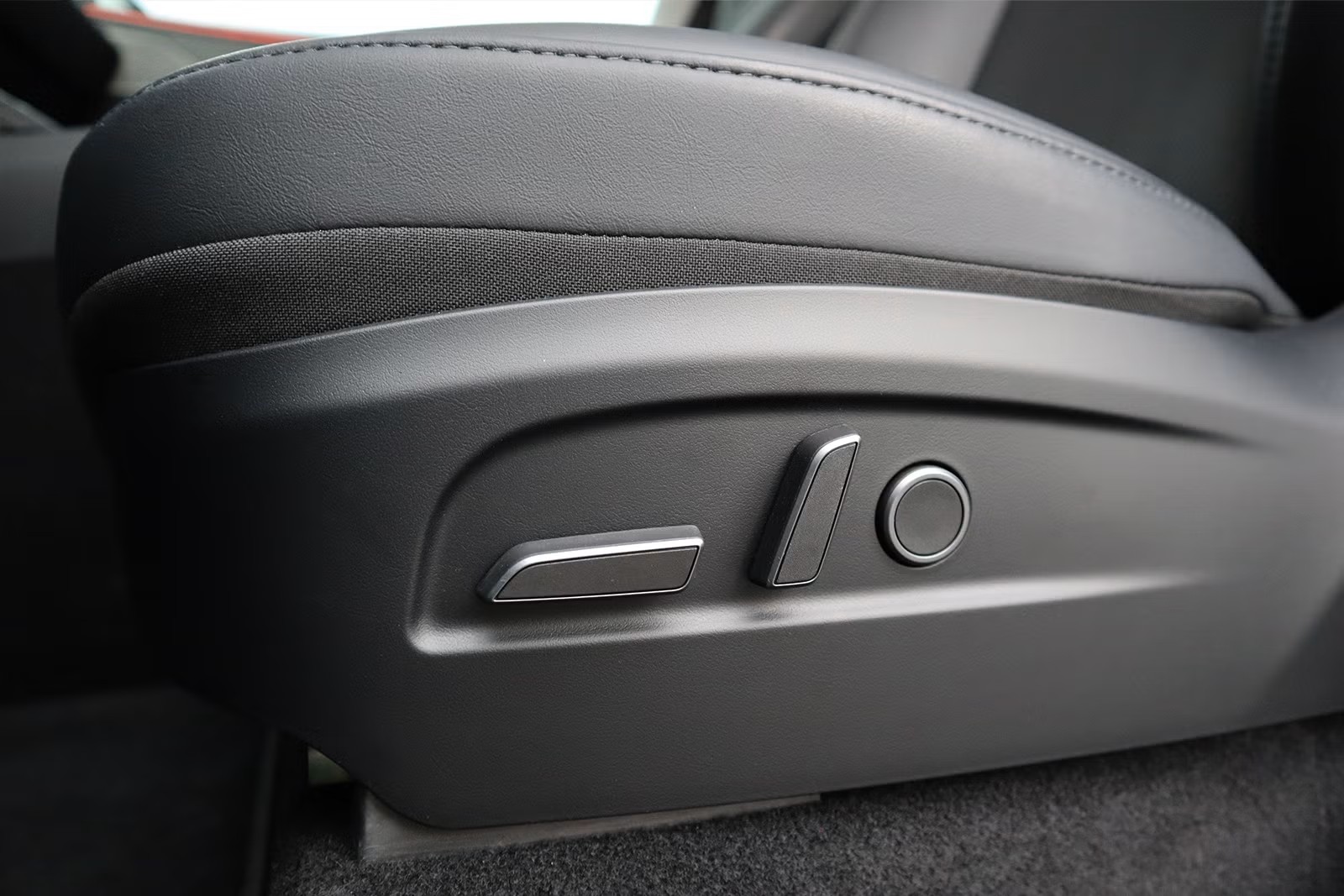 TESLA Model Y Long Range AWD Stealth Grey-image-17