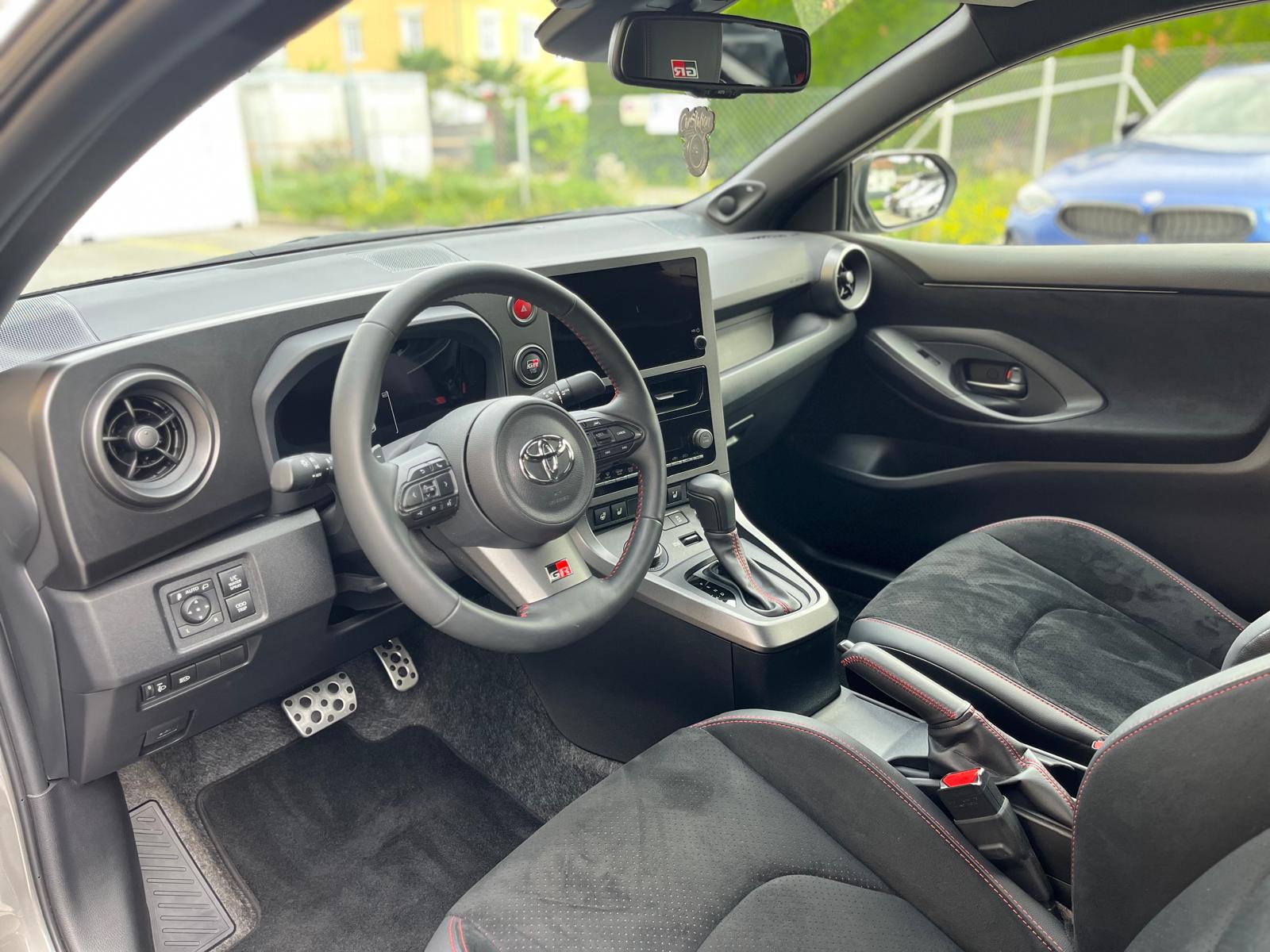 TOYOTA Yaris 1.6 GR Sport A-image-12