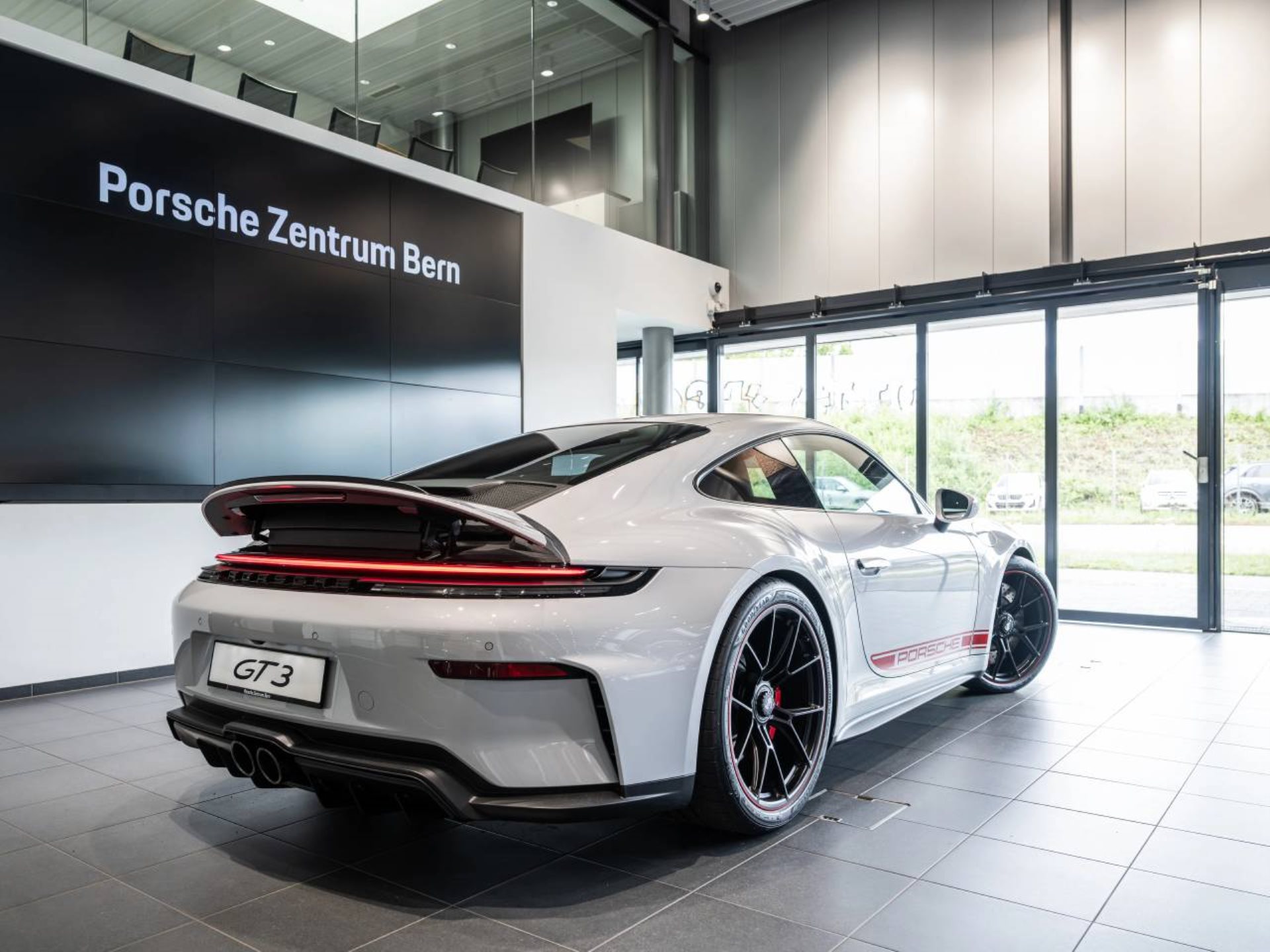 PORSCHE 911 GT3 mit Touring-Paket-showroom-element-2
