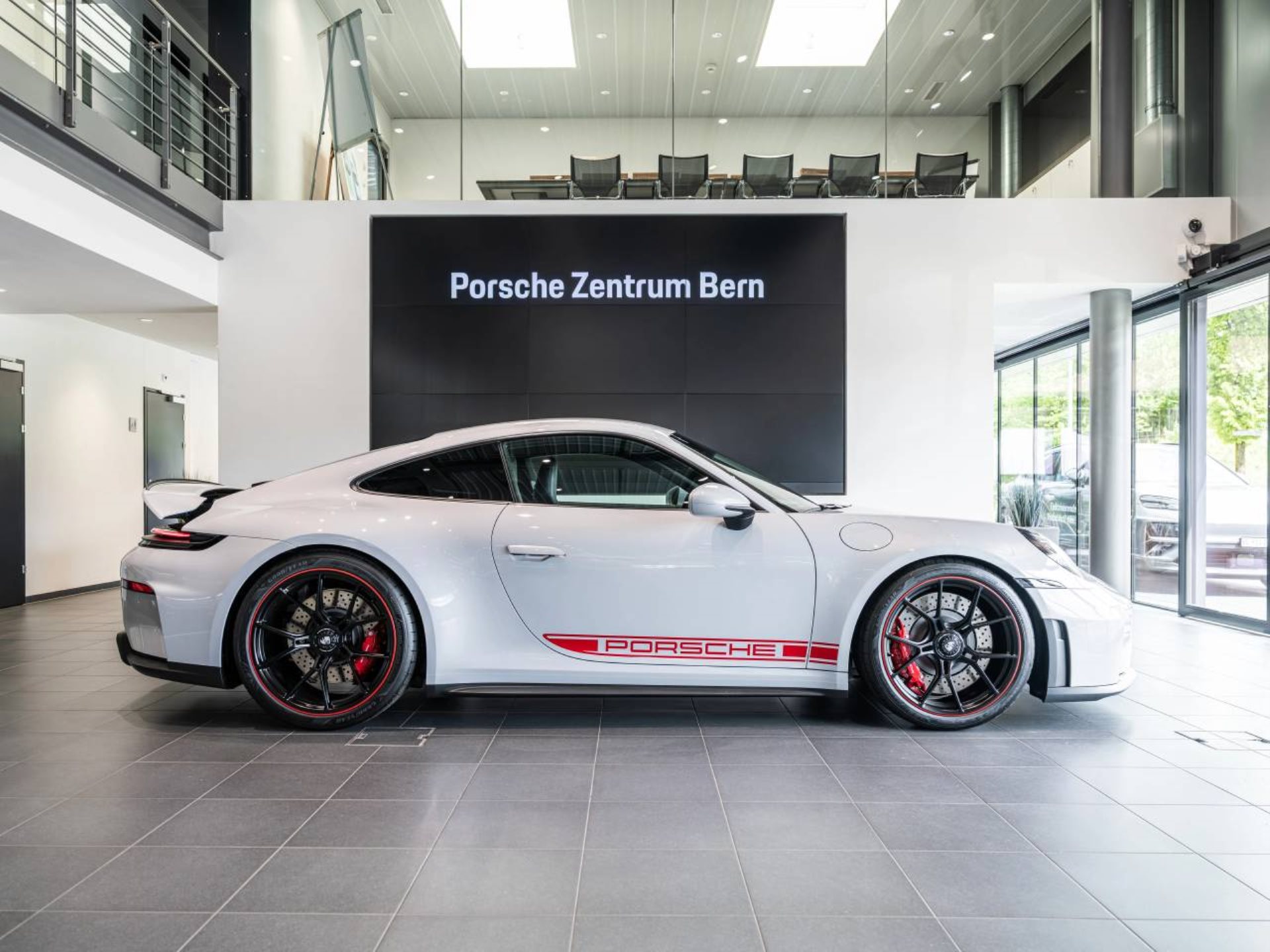 PORSCHE 911 GT3 mit Touring-Paket-showroom-element-1