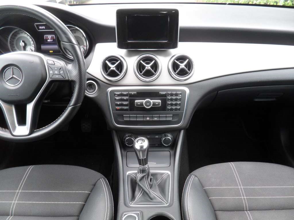 MERCEDES-BENZ CLA 180 AMG Line-image-1