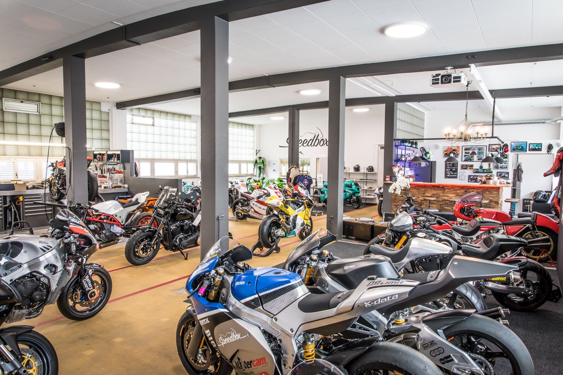 BMW HP4 Race-business-9